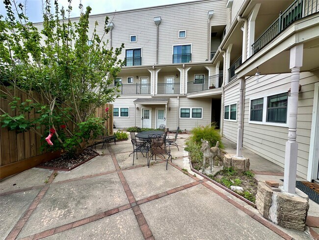 Building Photo - 1602 Elgin St