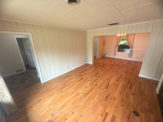 Building Photo - Charming 3-Bedroom Home + Bonus Room in Prime Niskayuna Location!