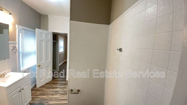 Building Photo - 252 McClure St