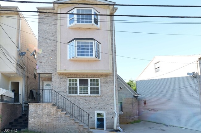 Building Photo - 12 Amity St