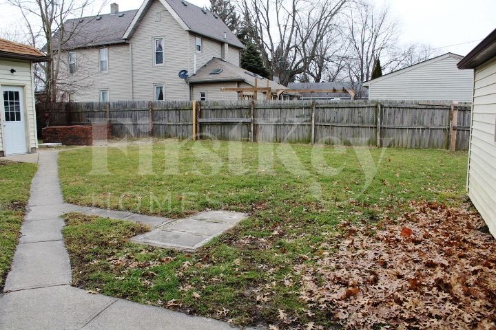 Building Photo - 304 E 4th St