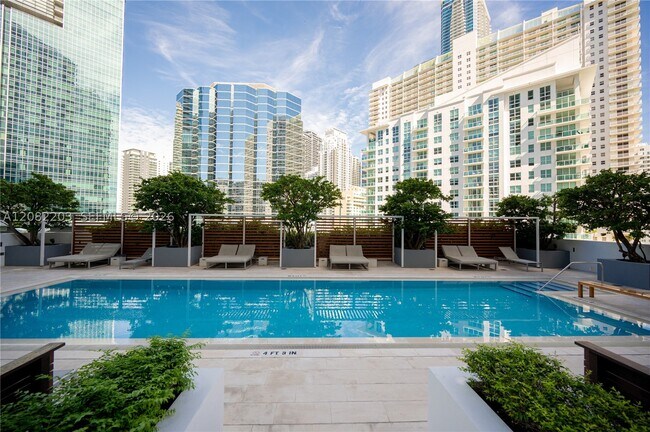 Building Photo - 1300 Brickell Bay Dr