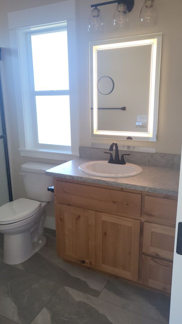 Building Photo - 3 bed 2 bath Single Family Home for Rent in Grants Pass