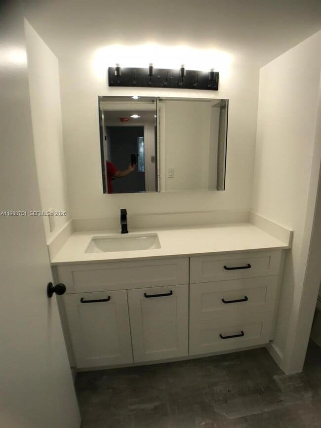 Building Photo - 751 N Pine Island Rd