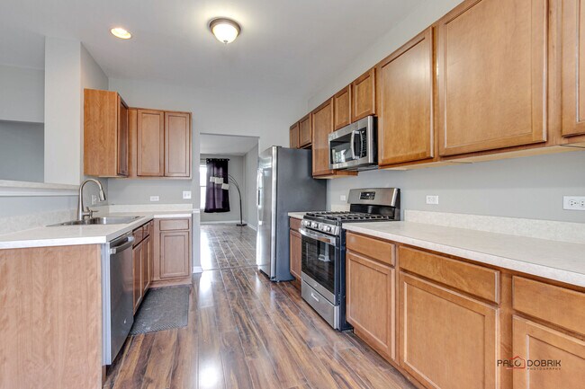 Building Photo - 921 Summit Creek Dr