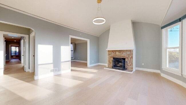 Building Photo - Remodeled 2 Bedroom | 1.5 Bathroom | Spaci...