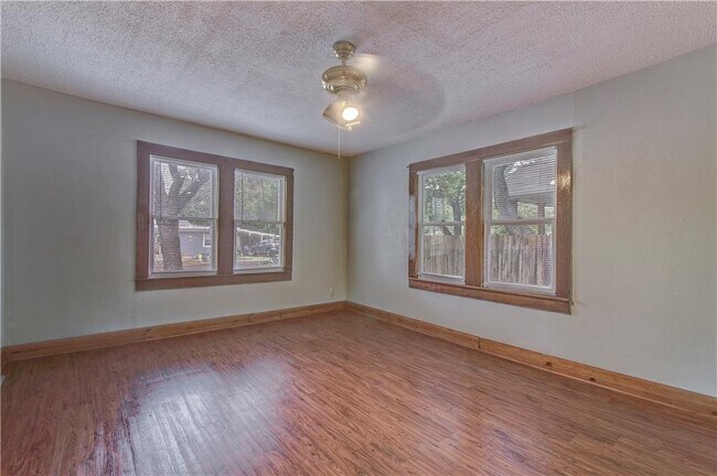 Building Photo - 607 E 15th St