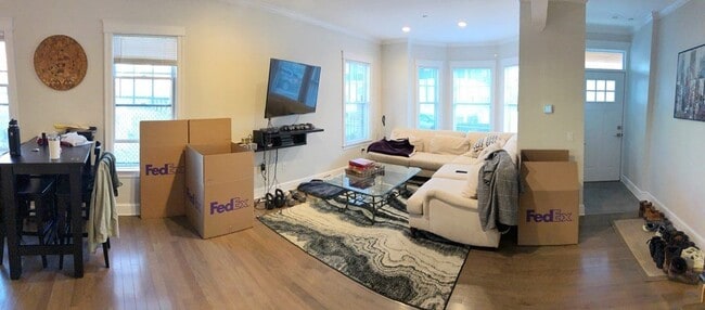 Building Photo - Modern & Spacious 3 BED 3 BATH in Great South Boston Neighborhood.