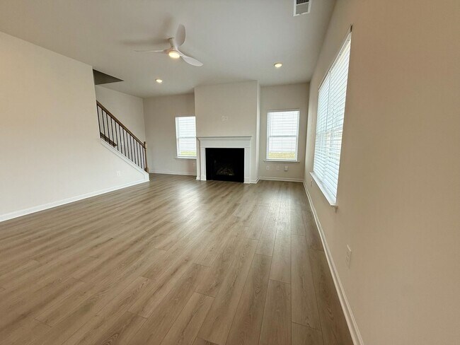 Building Photo - Beautiful New Home in Sought After Neighbo...