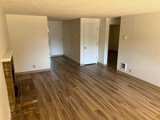 Building Photo - 2 Bedroom 1 Bathroom Duplex in Springfield