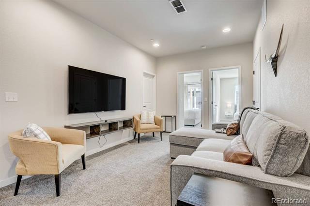 Building Photo - 2220 E La Salle St