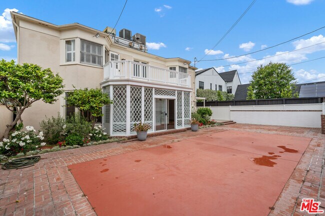 Building Photo - 234 S Roxbury Dr
