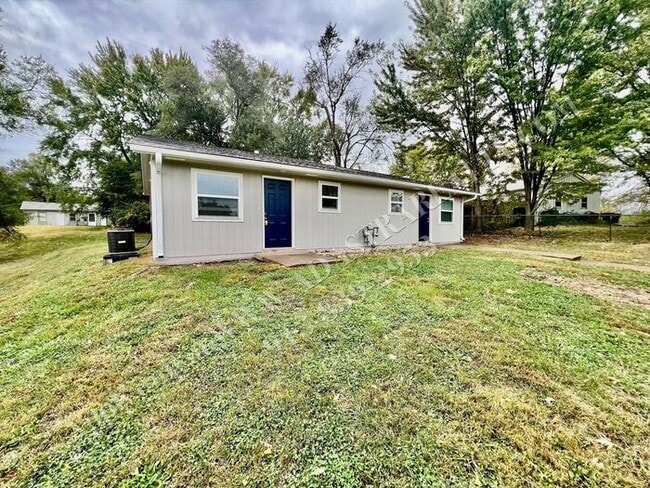 Building Photo - Like New 2 Bed 1 Bath Duplex in Grandview-...