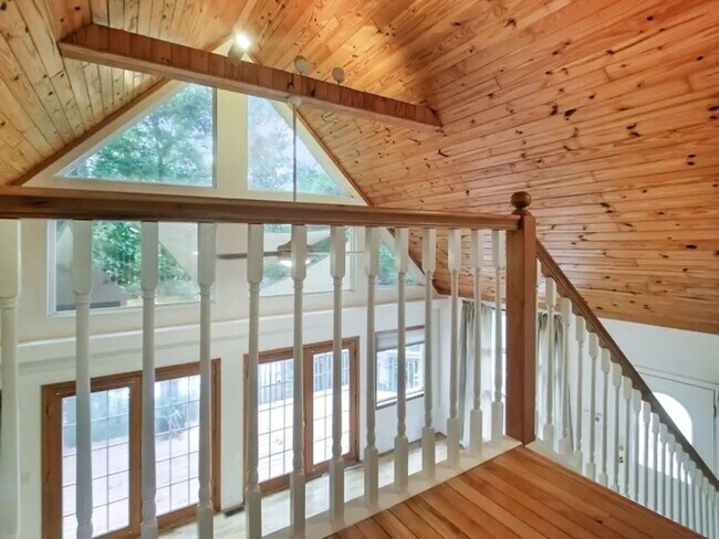 Building Photo - Lakefront Cottage Near Town with Stunning Views