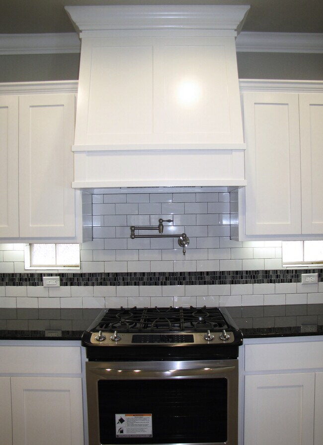 Building Photo - Upscale 4 Bed, 2.5 Bath Available in Fayetteville!
