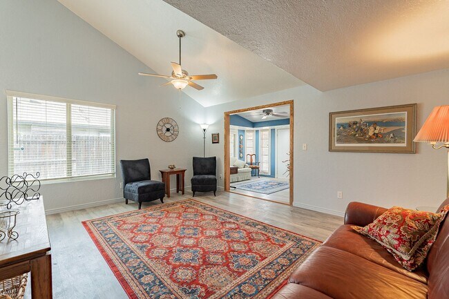 Building Photo - ATTRACTIVE  WEST CENTRAL 2 BEDROOM HOME W/...