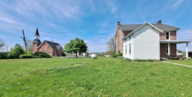 Building Photo - 3 Bed / 1-1/2 Bath Single Family w/2 Car G...