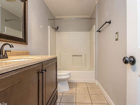 Building Photo - 2402 Shaker Ridge