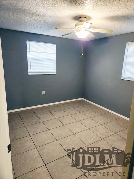 Building Photo - 12515 1st Is