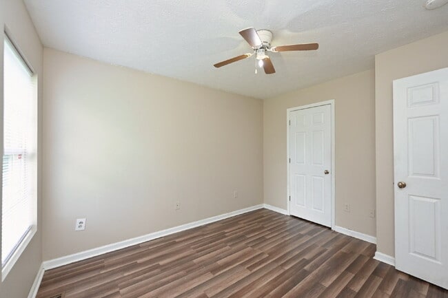 Building Photo - Springfield Gem! 3BR/2BA with Big Yard, St...