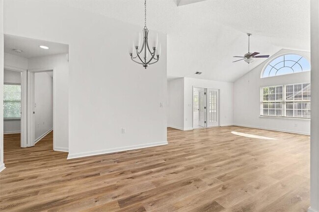 Building Photo - 1305 Village Ln