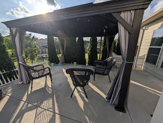 Building Photo - Beautiful home located in Chapel Cove subd...