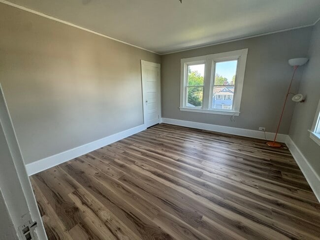 Building Photo - 463 Mammoth Rd