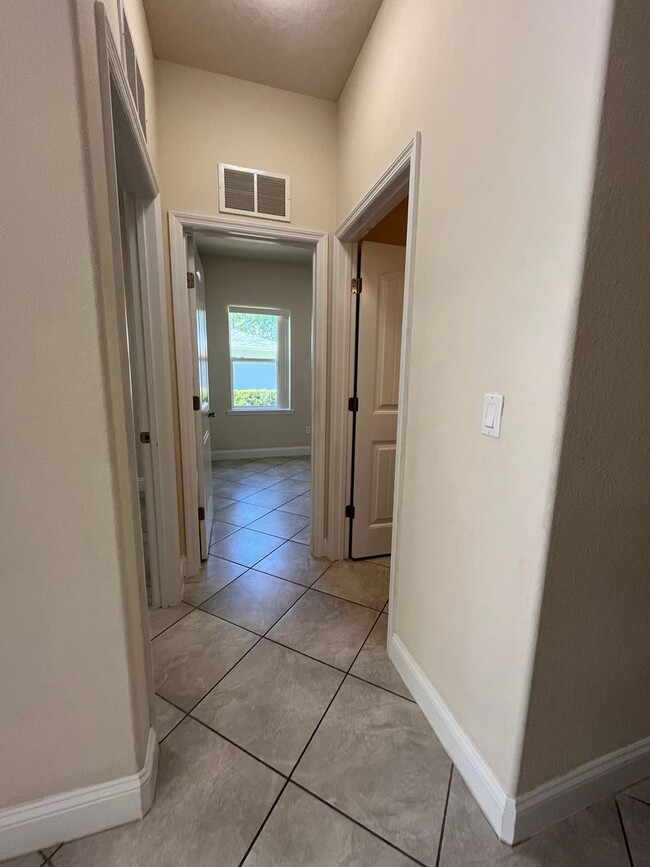 Building Photo - Charming 3 bedroom, 2 bathroom dulplex loc...
