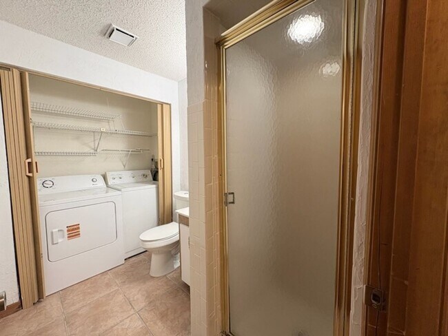 Building Photo - Cozy 2 Bedroom First Floor Condo!