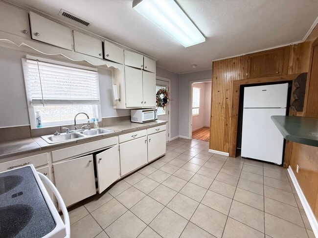 Building Photo - 603 Gideon St