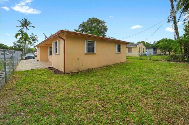 Building Photo - 817 NW 12th Ave