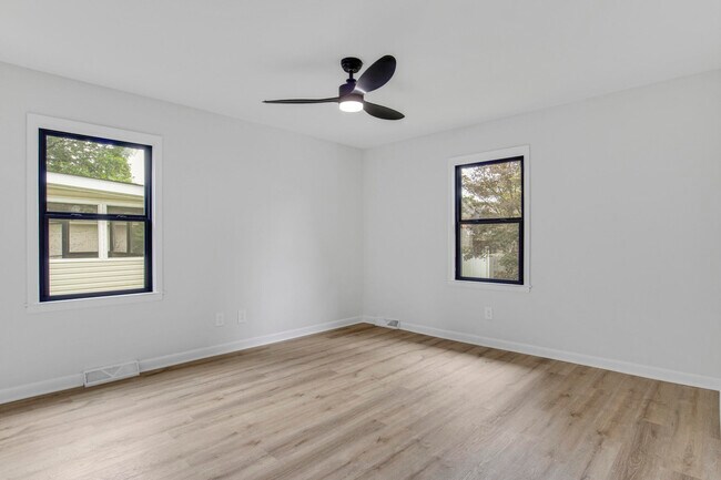 Building Photo - 452 Pasadena Dr