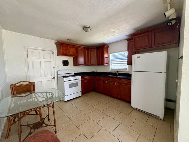 Building Photo - 1610 TX