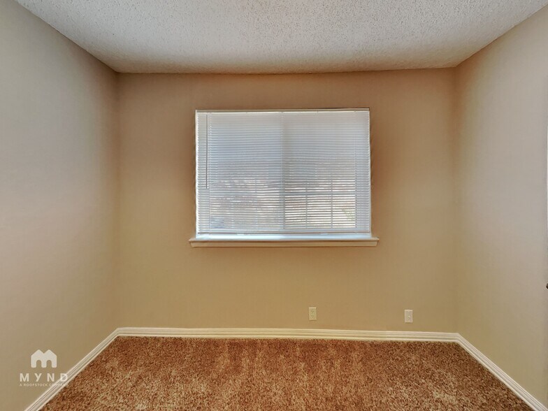 Building Photo - 129 NE Michael Dr