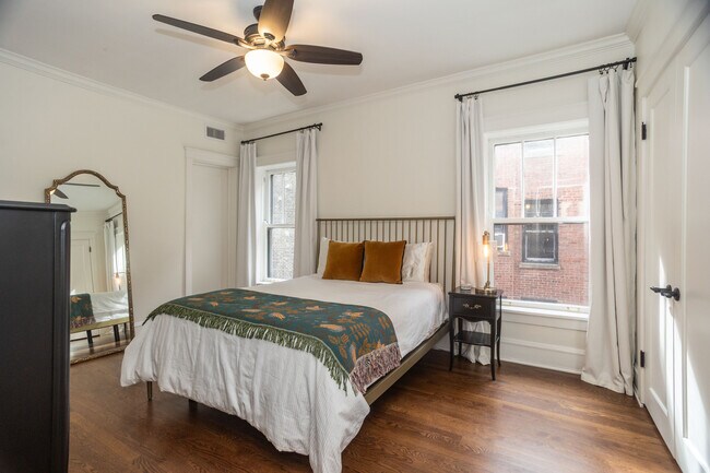 Building Photo - 901 W Ainslie St