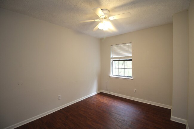 Building Photo - Spacious 3-Bedroom Duplex with Garage in N...