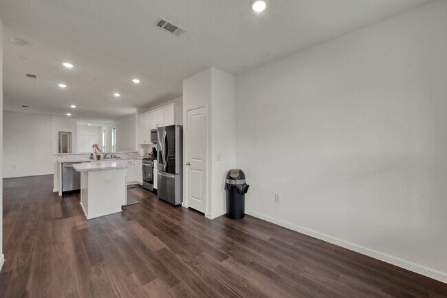 Building Photo - 16435 Big Hickory Dr