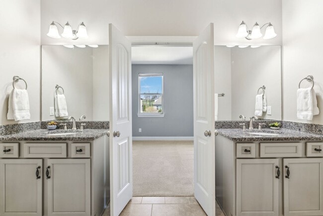 Building Photo - 3 BR/2.5 BA Luxury Townhome