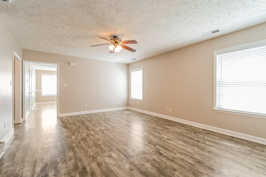 Building Photo - 1625 Beaconcrest Cir