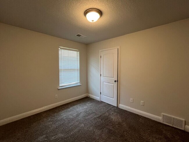 Building Photo - Renovated 4 Bedroom 2 Bath Home for Rent!