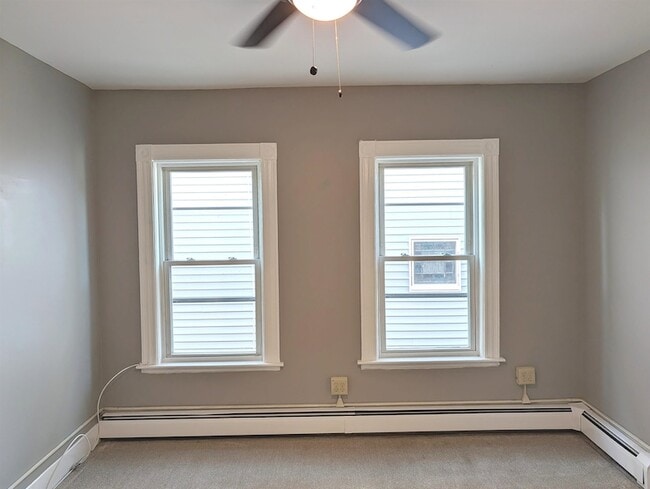 Building Photo - 685 Massabesic St