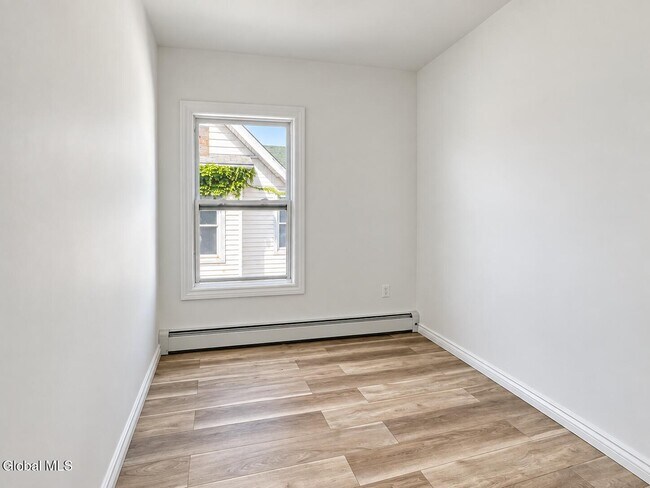 Building Photo - 33 Storrie St