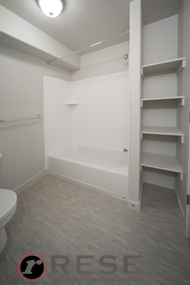 Building Photo - Beautiful Modern Orem Condo w free interne...