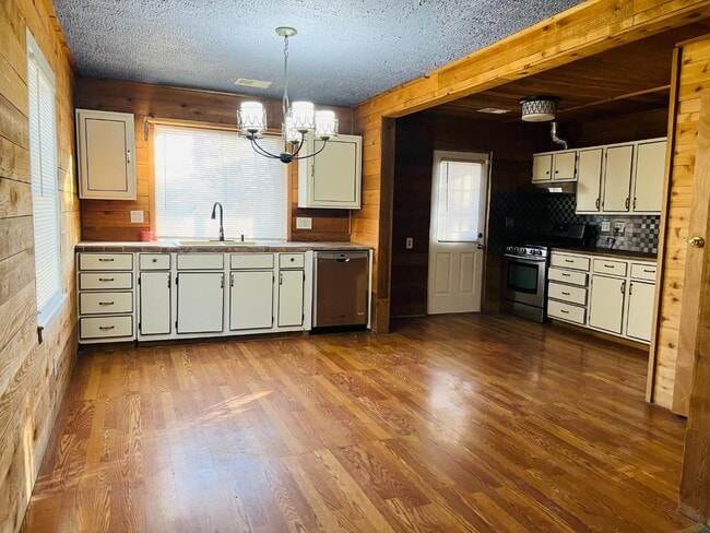 Building Photo - 4219 E 68th Terrace