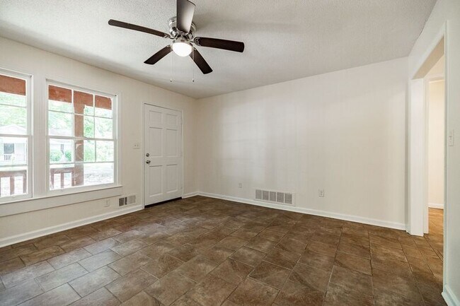 Building Photo - 170 Garnett Ridge Dr