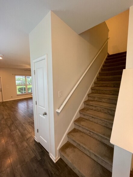 Building Photo - 252 Castle Dr