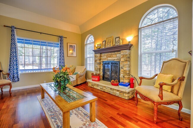 Building Photo - Large mountain home with 2 car garage and fenced in back yard.