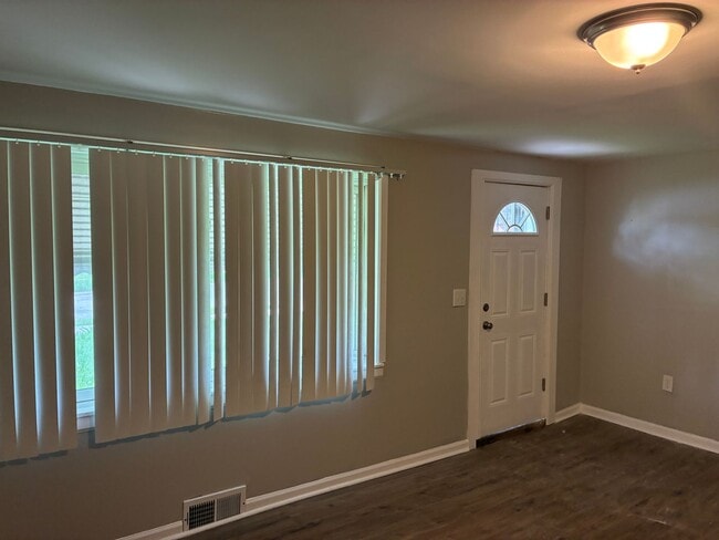Building Photo - Spacious 3 Bed / 2 Bath Home with Basement & Private Yard