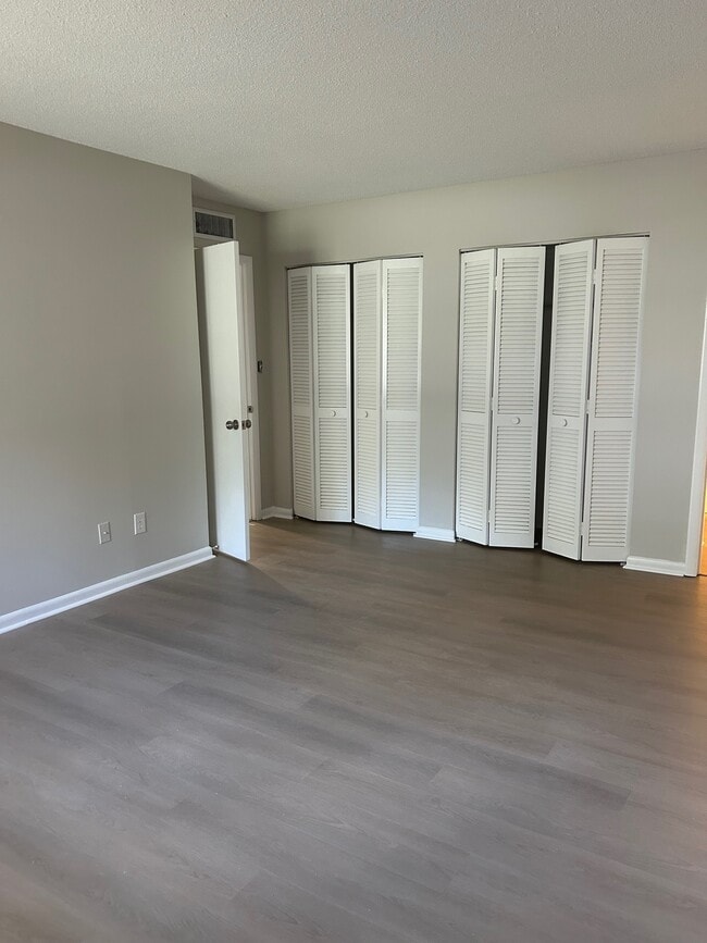 Building Photo - 559 Fairways Cir