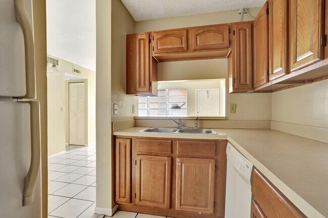 Building Photo - 832 Twin Lakes Dr